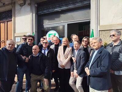 Forza Italia inaugura la nuova sede a San Concordio: collegamento in diretta con Tajani, sala gremita