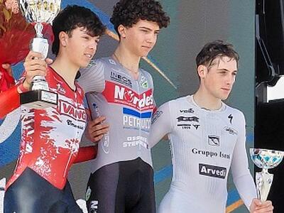 La quarta edizione della Cronoversilia premia l'aerodinamicità di Patrik Pezzo Rosola