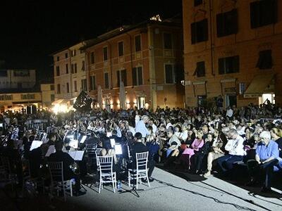 “Riaccendi il Sorriso… con Violetta” conquista piazza Duomo a Pietrasanta mettendo in scena “La Traviata”