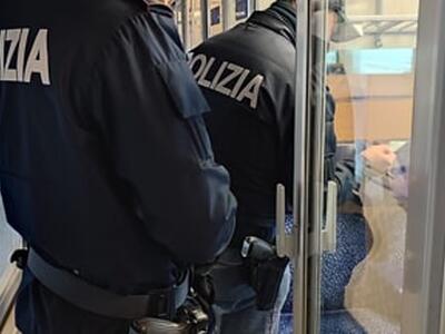 Due minorenni stranieri rapinano ragazzino sul treno: arrestati dalla polizia