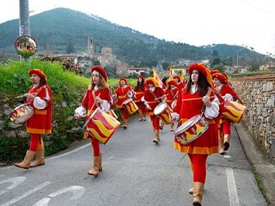 Mostra Antiche Camelie della Lucchesia, secondo week-end con danze medievali, musica e teatro