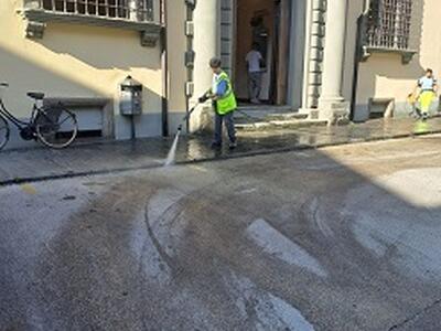 Piazza Bernardini: intervento di pulizia di Sistema Ambiente