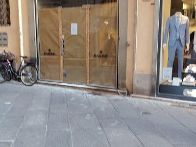 Decoro urbano? Sì, ma da 'na sega: in via S. Croce apre un altro negozio senza senso