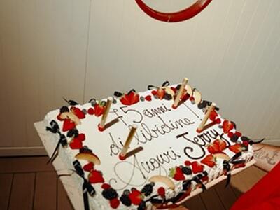 Jerry Calà accende Casa Fiori Chiari Versilia: musica dal vivo, comicità e il brindisi finale per il 75° compleanno dell'attore