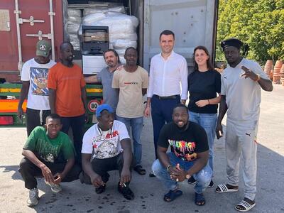 250 computer ricondizionati donati a dieci scuole di Dakar, grazie ad un progetto promosso da 'miniere urbane' in collaborazione con il comune
