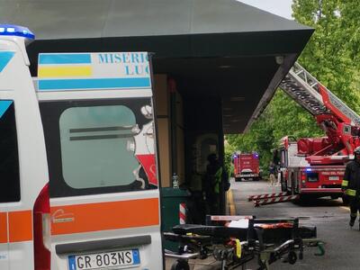 Operaio si ferisce sul tetto del Mac Donald. Intervengono i vigili del fuoco