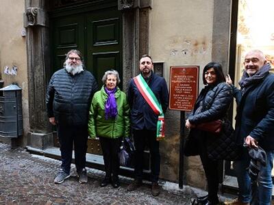 Scoperta stamani in via Fillungo la targa che ricorda la dimora dell'ultimo anno di vita dell'esploratore Carlo Piaggia