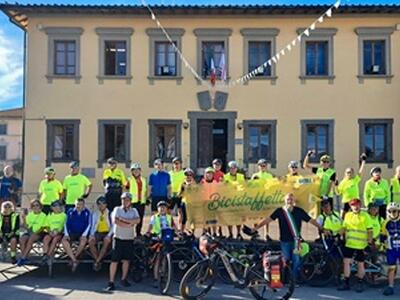 La Bicistaffetta Fiab fa tappa a Porcari: quaranta ciclisti in viaggio verso Roma