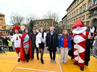 Lucca in Maschera: grande successo per la quarta edizione della sfilata del Carnevale di Viareggio sulle Mura e nel centro storico