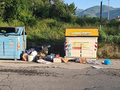 Abbandono e deposito incontrollato di rifiuti: i carabinieri sequestrano un sito e denunciano il conduttore