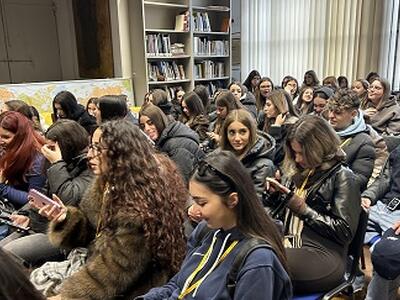 L’associazione Lucchesi nel Mondo accoglie tre classi del Liceo Statale di Napoli per un incontro dedicato a identità ed emigrazione