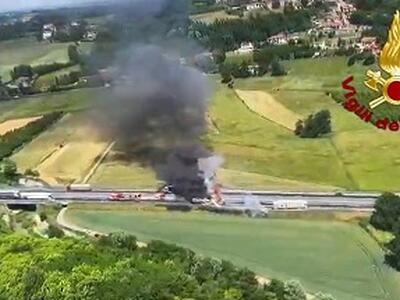 Due mezzi pesanti si scontrano sulla A11, morto uno dei conducenti
