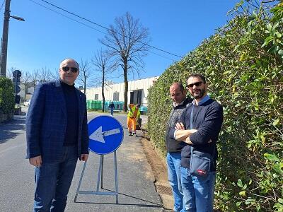 Cantonieri all'opera in via della Maulina. L'assessore Bruni: "Lavoro prezioso che intendiamo intensificare per la cura del territorio"