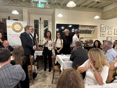 La delegazione di Lucca dell'Accademia Italiana della Cucina celebra la cena ecumenica da Giulio in Pelleria