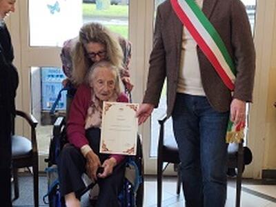 Gli auguri dell'amministrazione comunale alla signora Orazia per i suoi 103 anni