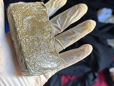 La polizia all'ex scalo merci: trovati tre extracomunitari che si nascondevano e un panetto di 100 grammi di hashish