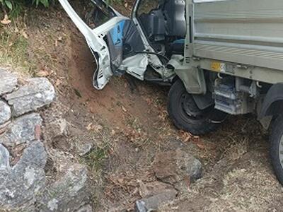 Finisce con l'auto fuori strada: grave 52enne