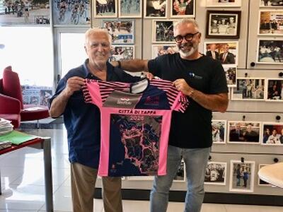 Del Carlo consegna a Fanini la maglia ufficiale Paper District della Città di Tappa del Giro d'Italia 2026 (Photogallery)