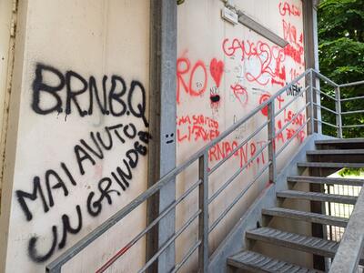Porcari, giovani volontari ripuliscono il Cavanis dalle scritte sui muri