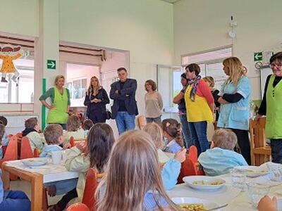 Pranzo "con sorpresa" per i piccoli delle scuole Rodari e Mancini