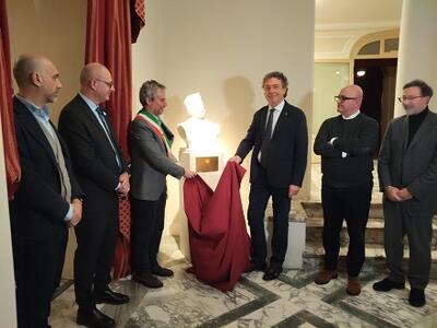 Il busto raffigurante Giacomo Puccini, donato dal “Rotary Club Lucca Giacomo Puccini”, si trova nel foyer del Teatro del Giglio