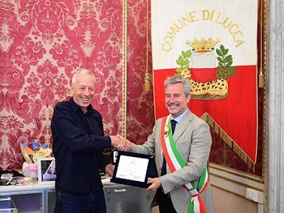 Il sindaco Pardini riceve il ciclista Marcussen a palazzo Orsetti