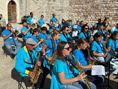 Le Misericordie in pellegrinaggio ad Assisi: la Merciful Band suona durante la messa nella basilica