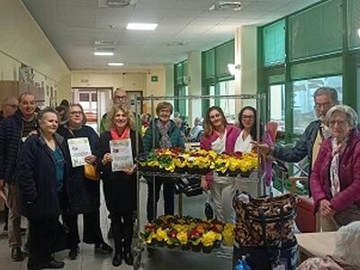 Una piantina alle ospiti e alle operatrici della RSA di Marlia da parte di sindacati e associazioni in occasione della giornata internazionale della donna