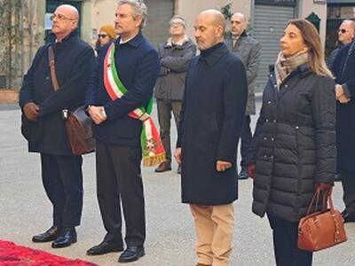 Una corona d'alloro al monumento a Giacomo Puccini nel 101esimo anniversario dalla morte