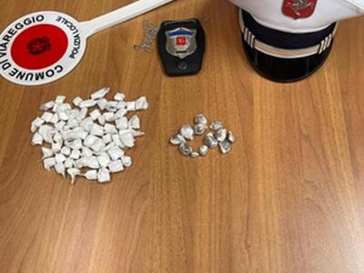 Lotta allo spaccio in pineta di Ponente: sequestrati oltre 63 involucri di cocaina e 12 di hashish