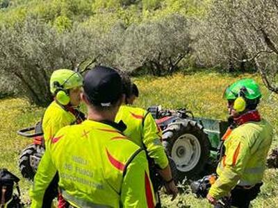 Muore per colpa delle ustioni mentre mette benzina alla motosega