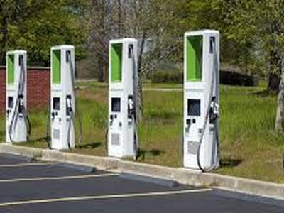 Colonnine per ricaricare le auto elettriche, Fratelli d&#039;Italia attacca il sindaco di Capannori