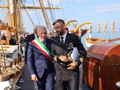 Raduno della vele storiche a Viareggio, Del Ghingaro visita la nave scuola Palinuro della Marina Militare