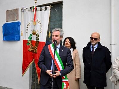 Inaugurata una targa in memoria di Giacomo Puccini in piazza S. Maria Bianca il Maestro frequentò i locali della attuale scuola "G. Pascoli" già sede dell'Istituto Musicale Pacini