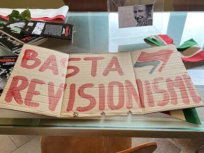 Il circolo della Piana di Lucca di Rifondazione Comunista: “Appoggiare dei cartelli su dei tavoli non è reato. Stiamo dalla parte della resistenza antifascista”