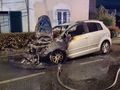 Auto in fiamme sul Viale Europa a Marlia. Illeso il conducente