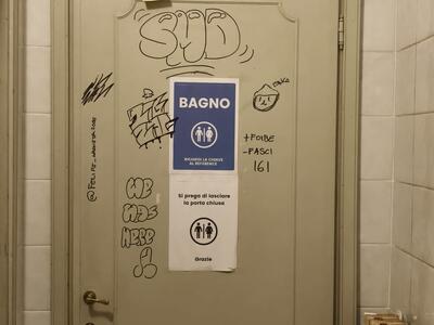 Agorà covo della Sinistra peggiore: guardate come hanno conciato la porta del bagno