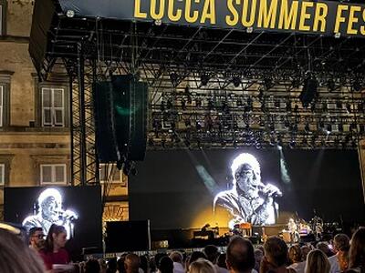 La magia di Sir Tom Jones a Lucca: quando la musica dal vivo supera il tempo