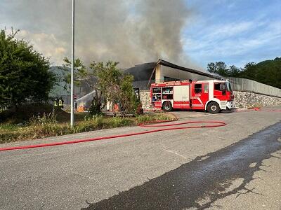Devastante incendio a Piano di Gioviano: in fiamme l'azienda di riciclo Green4