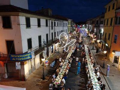 A cena sulla Francigena: la Misericordia raggiunge la cifra record di 800 persone a sedere