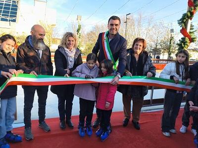 In tanti in piazza Aldo Moro per l'inaugurazione della pista di pattinaggio sul ghiaccio