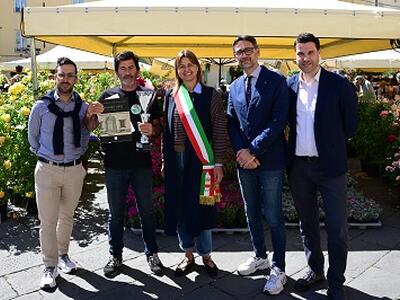 Folla in piazza Anfiteatro per il via ufficiale alla fiera di Santa Zita: premiati gli allestimenti floreali più belli