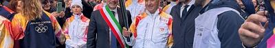 La fiaccola olimpica è arrivata a Lucca, grande tedoforo Stefano Gori