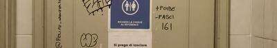 Agorà covo della Sinistra peggiore: guardate come hanno conciato la porta del bagno