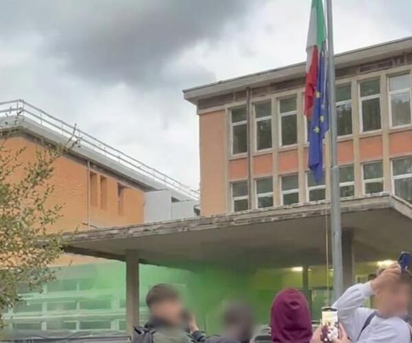 Scontri davanti all'ITC Carrara contro l'occupazione della scuola