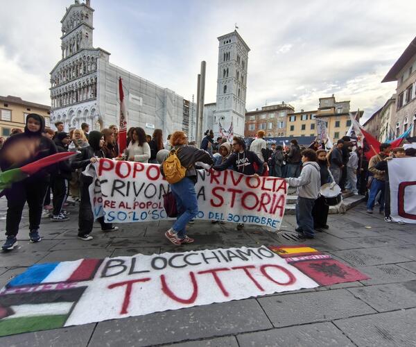 In città si protesta senza fare casino, a parte una bandiera americana data a fuoco: forse questi idioti andrebbero 'deportati' in Iran