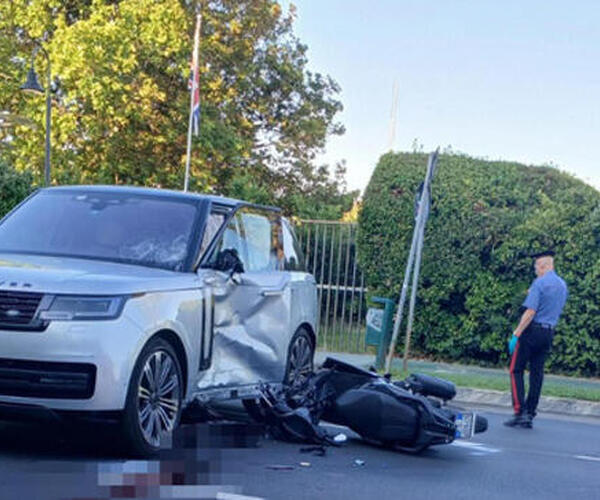 Scontro tra un Suv e uno scooter, morto un 17enne. Il conducente scappa, ma viene fermato dalla polizia