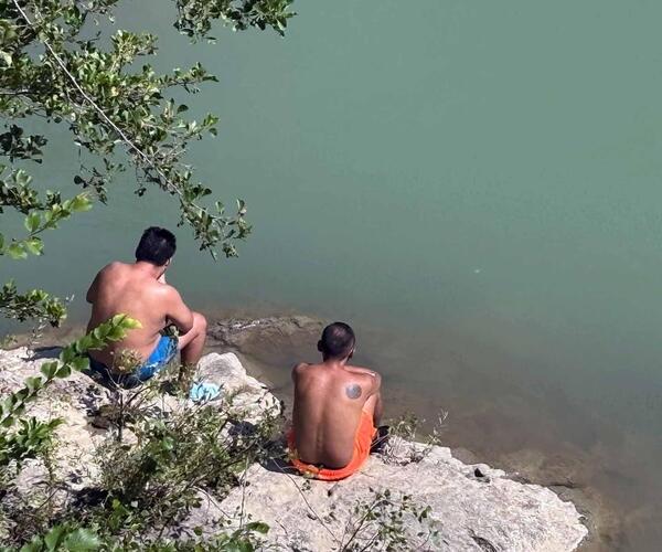 Dopo il tuffo dal ponte non riemerge: muore a 27 anni nel torrente Lima a Bagni di Lucca