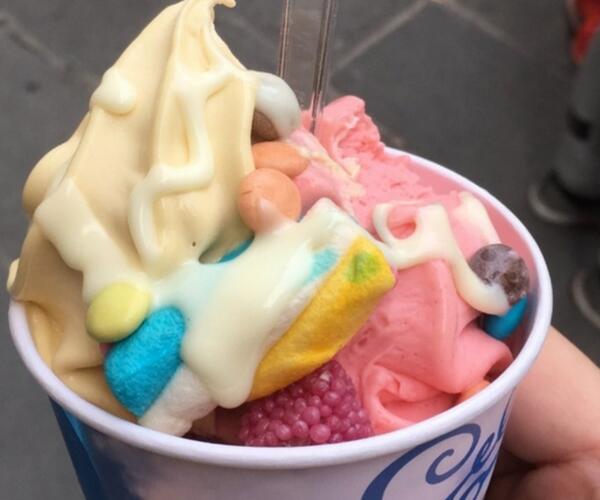 Un pezzo di ferro le cade in testa in via San Paolino mentre sta prendendo un gelato