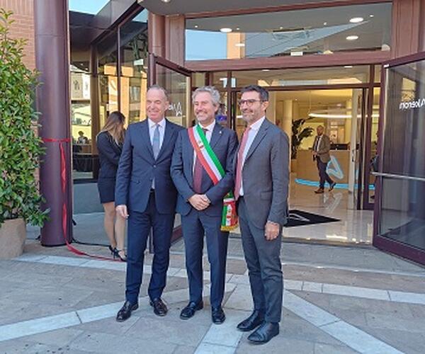 Akeron, inaugurata sotto le mura la nuova sede dell’azienda globale made in Lucca: “Un nuovo passo nel nostro percorso di integrazione tra innovazione e tradizione”